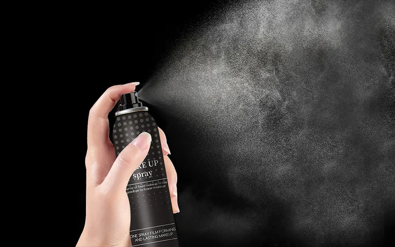 ​DIE SICHERHEIT, MAKE-UP NICHT ZU ENTFERNEN, KOMMT DURCH WILSON'S SETTING SPRAY.